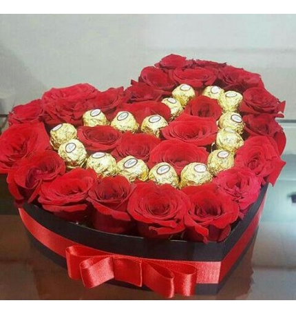 24 Rosas en Caja Coraz�n y 12 Bombones Ferrero Rocher 